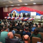 (FOTO) Podrška i od Šešelja: Puna sala Doma kulture Bileća na tribini patriotske koalicije US i SRS