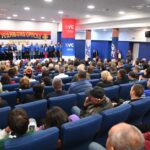 (FOTO) Podrška i od Šešelja: Puna sala Doma kulture Bileća na tribini patriotske koalicije US i SRS